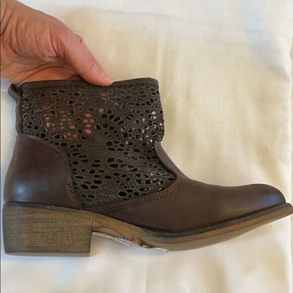 MUSSE & CLOUD DISTRESSED EYELET / LEATHER … - Picture 5 of 12